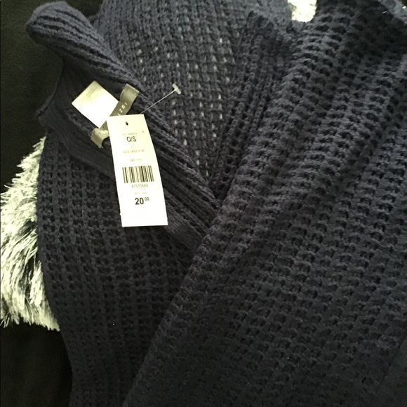 New scarf never worn - Picture 8 of 11